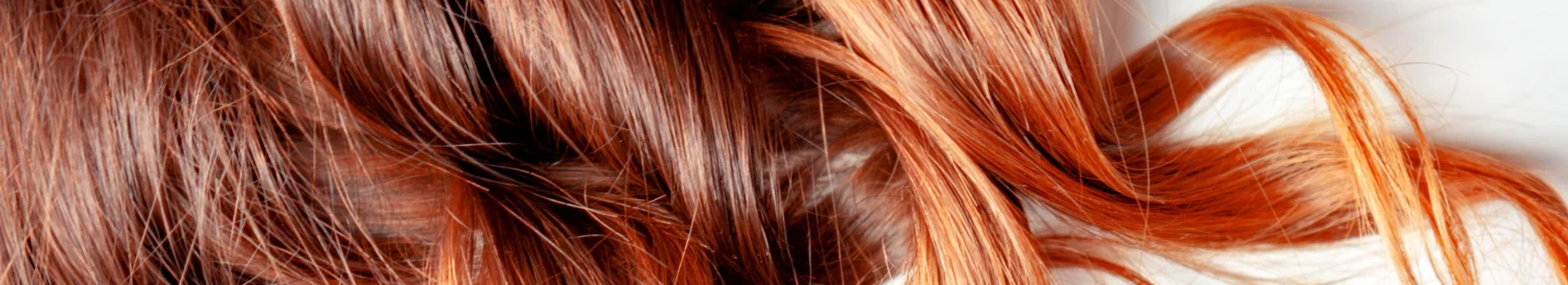 kręcone rude włosy